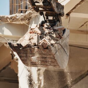 crane claw holdig demolition material